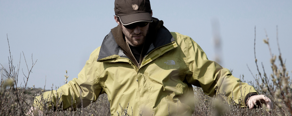Man met The North Face jas in duinen Terschelling
